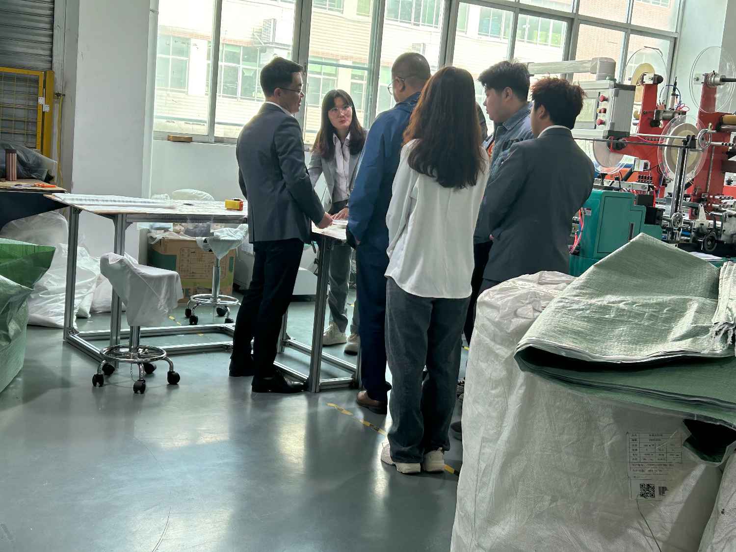 國(guó)際合作伙伴深度考察，共謀發(fā)展 —— 外國(guó)客戶訪問(wèn)久信達(dá)科技生產(chǎn)車間(圖3)