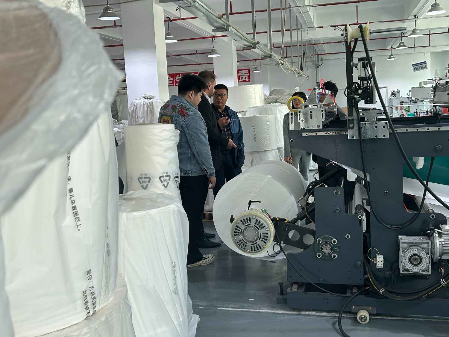 國(guó)際合作伙伴深度考察，共謀發(fā)展 —— 外國(guó)客戶訪問(wèn)久信達(dá)科技生產(chǎn)車間(圖4)
