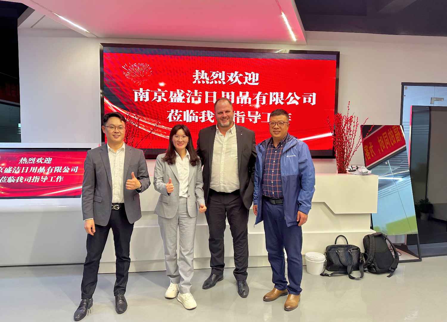 國(guó)際合作伙伴深度考察，共謀發(fā)展 —— 外國(guó)客戶訪問(wèn)久信達(dá)科技生產(chǎn)車間(圖1)